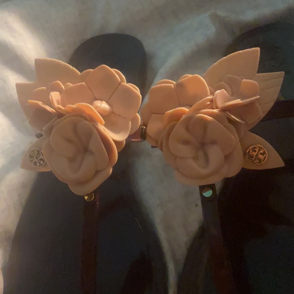 These absolutely beautiful tory burch sandals - Picture 3 of 3